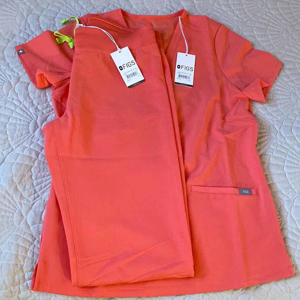 Selling this coral color Figs Scrub Set.